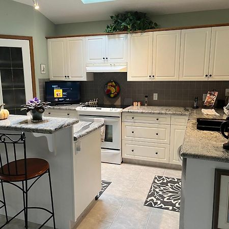 Luxury Bungalow In Nw YYC Eksteriør bilde