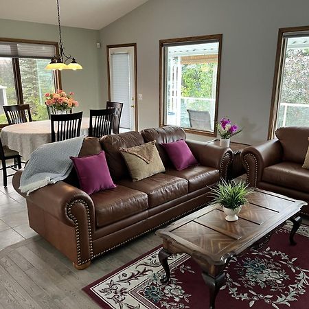 Luxury Bungalow In Nw YYC Eksteriør bilde