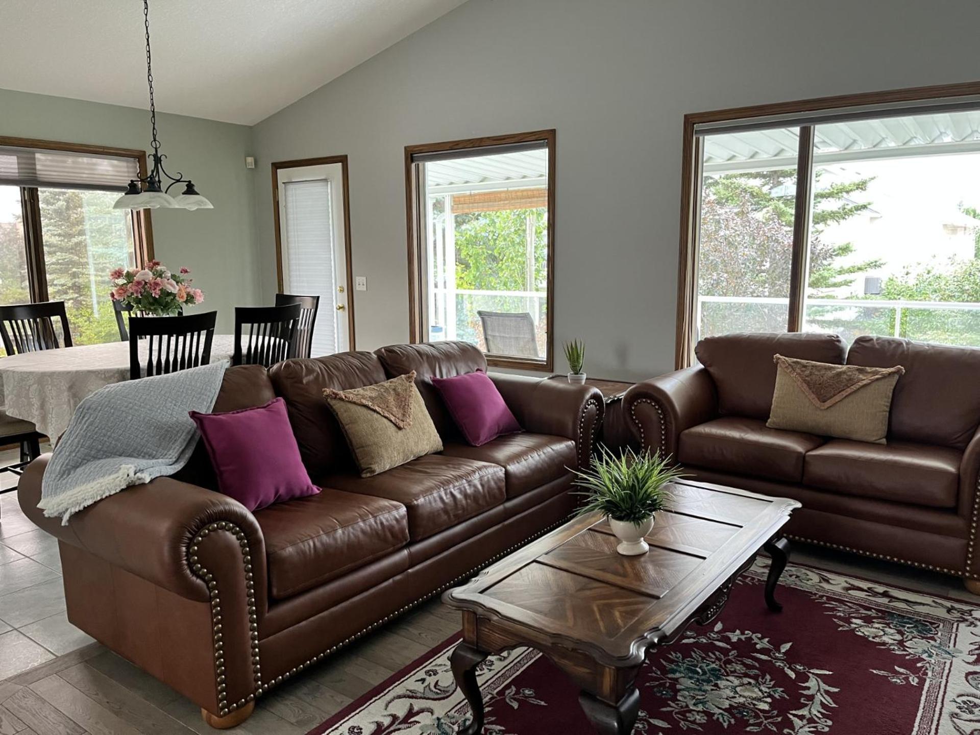 Luxury Bungalow In Nw YYC Eksteriør bilde