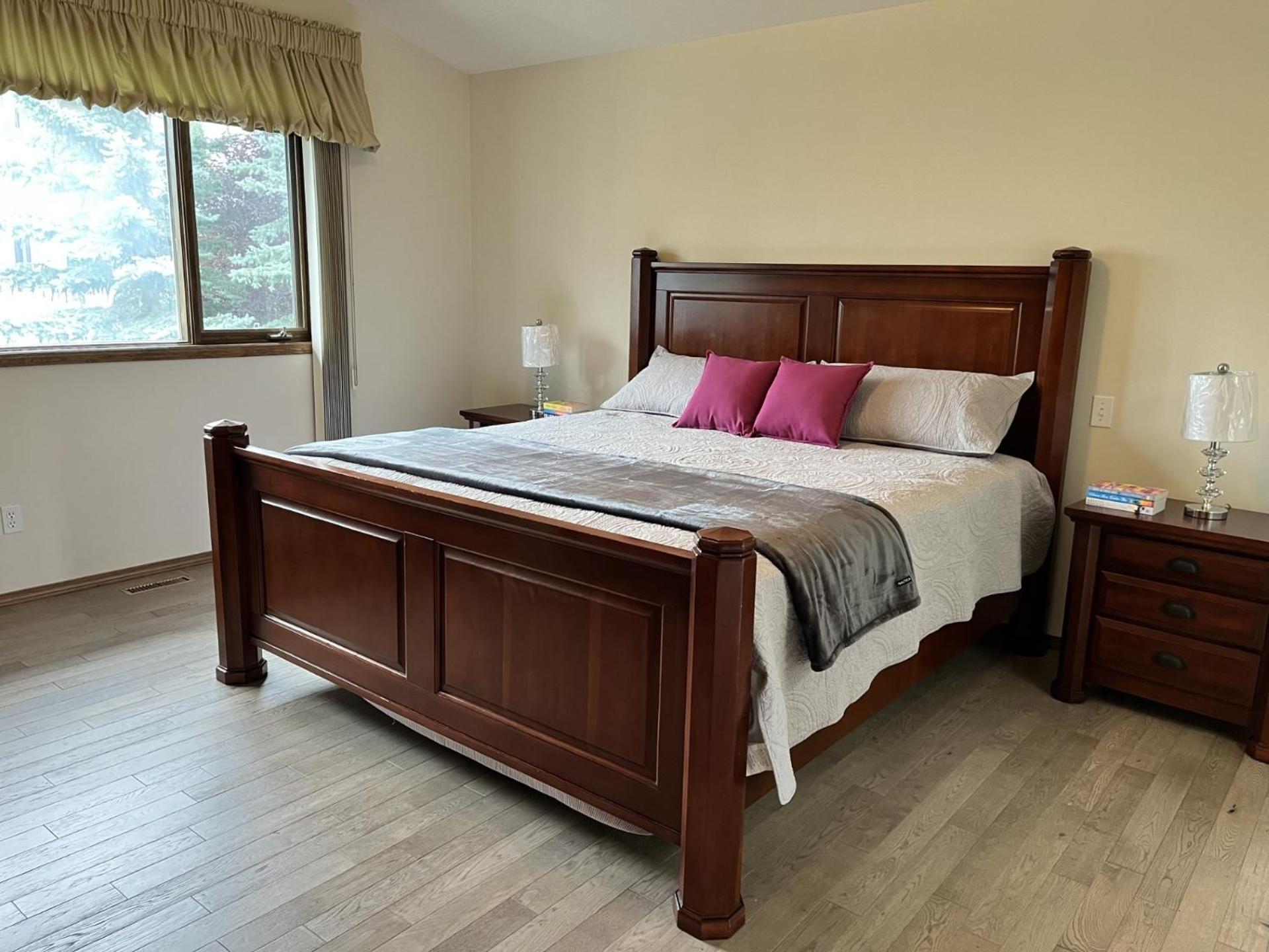 Luxury Bungalow In Nw YYC Eksteriør bilde